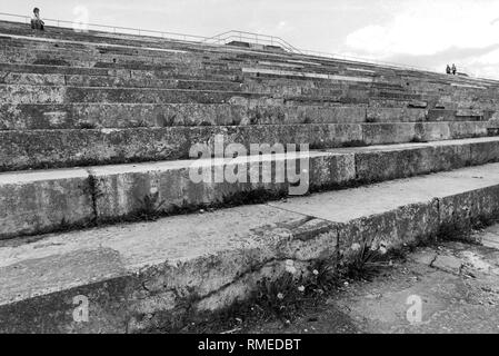 Détail de l'escalier en difficulté de la tribune Zeppelin (coquille calcaire) sur l'ancien parti nazi à Nuremberg motifs rallye. Banque D'Images