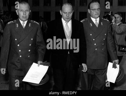 Le ministre fédéral de la Défense Theodor Blank (centre) avec les généraux de la Bundeswehr Hans Speidel (droite) et Adolf Heusinger (sans date photo). Banque D'Images