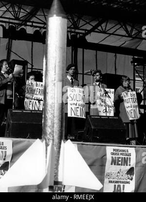 Lors d'une manifestation contre les armes nucléaires sont des soldats en uniforme dans les stands avec des signes : "Je suis un soldat et je dis non." Banque D'Images