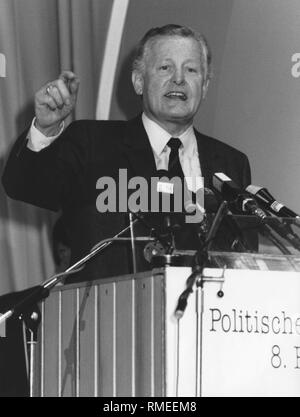 Le ministre président bavarois Max Streibl au plan politique Le mercredi des cendres de la CSU, le 8 février 1989 à Passau. Banque D'Images