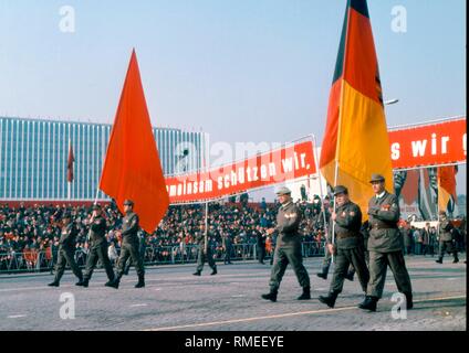 Défilé des unités de la SED combattre des groupes à l'occasion du 10e anniversaire de la construction du mur de Berlin sur la Marx-Engels-Platz à Berlin est, officiellement appelé des groupes de combat de la classe ouvrière par le SED. Banque D'Images