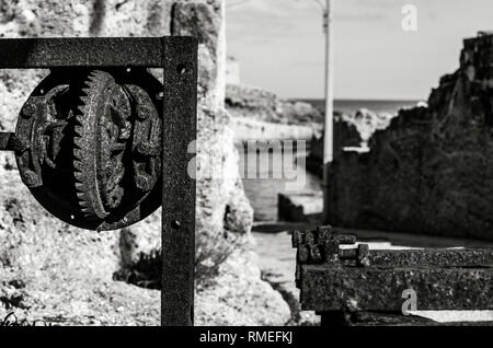 Détail d'un périphérique old rusty le long de la mer dans la région de P.C. Banque D'Images