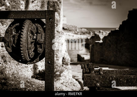 Détail d'un périphérique old rusty le long de la mer dans la région de P.C. Banque D'Images