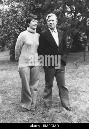 Un comité permanent le chancelier fédéral Helmut Schmidt avec son épouse Loki dans le jardin avec plusieurs arbres. Banque D'Images