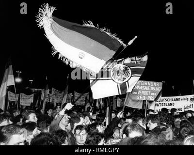 Les partisans de groupes d'extrême droite à une démonstration lundi dans le centre de Leipzig vague drapeaux allemands et de la demande d'expropriation, la "dissolution forcée et ban' du SED-PDS. Banque D'Images