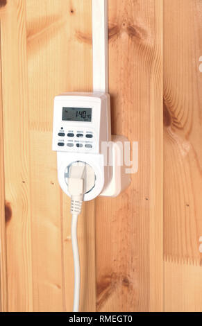 Blanc électrique Travail prise minuterie exploité maison intelligente  système contre le mur en bois à l'intérieur prix Vue de côté libre Photo  Stock - Alamy