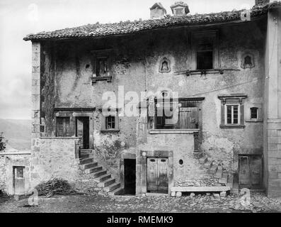 Maisons anciennes, Pescocostanzo, l'Aquila, Abruzzo, Italie, 1920 Banque D'Images