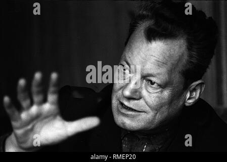 Allemagne, Berlin, 1967 100 ans Willy Brandt Willy Brandt (né le 18 décembre 1913 à Lübeck comme Herbert Ernst Karl Frahm, le 8 octobre 1992 à Unkel) était un homme politique social-démocrate allemand. Il a été de 1957 à 1966 Maire de Berlin, 1966-1969 Le ministre fédéral des Affaires étrangères et vice-chancelier et le Cabinet Kiesinger 1969-1974 quatrième Chancelier de la République fédérale d'Allemagne. Pour son Ostpolitik, qui était axée sur la détente et l'équilibre avec les États d'Europe orientale, il a reçu le Prix Nobel de la paix 1971. De 1964 à 1987, Brandt, président du SPD, 1976-1992 Président du Parti Socialiste Banque D'Images