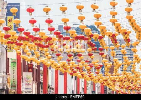 Singapour / Singapour - 10 Février 2019 : Chinatown district tourisme Nouvelle Année lunaire chinoise fête décorations colorées de la rue pendant la journée Banque D'Images