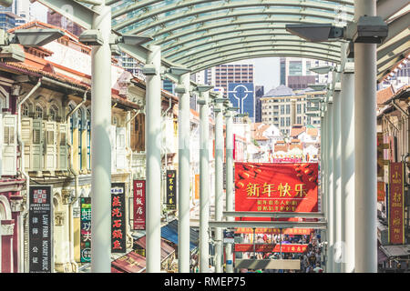 Singapour / Singapour - 10 Février 2019 : Chinatown district tourisme Nouvelle Année lunaire chinoise fête décorations colorées de la rue pendant la journée Banque D'Images