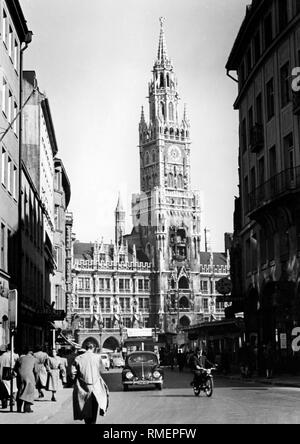 Le Neue Rathaus (hôtel de ville nouvelle) de Munich. Devant les voitures et les piétons (photo non datée). Banque D'Images