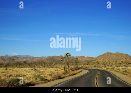 Une route à travers le parc national Joshua Tree avec Quali lointain Vue de dessus de montagne Banque D'Images