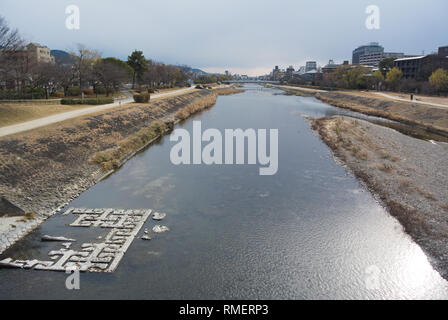 La rivière Kamo et ville de Kyoto, Japon Banque D'Images
