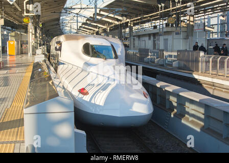 Un train rapide de la préparation pour le départ, le Japon Banque D'Images