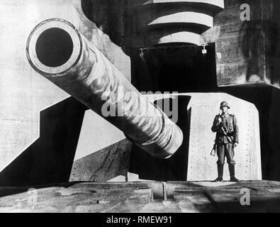 Un Allemand 38 cm fusil côtières sur le mur de l'Atlantique, à côté d'un poste de garde. Banque D'Images