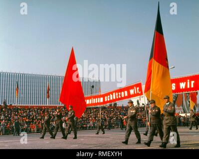 Défilé des unités de la SED combattre des groupes à l'occasion du 10e anniversaire de la construction du mur de Berlin sur la Marx-Engels-Platz à Berlin est, officiellement appelé des groupes de combat de la classe ouvrière par le SED. Banque D'Images