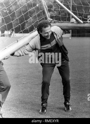 Franz Beckenbauer levée un objectif alors que la formation de l'équipe nationale en Hennef avant le match contre la Suède à Cologne. Banque D'Images