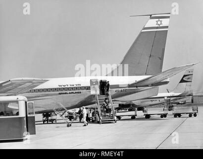 Deux Boeing 707 avions gros porteurs sont stationnés sur le tarmac de l'aéroport de Munich-Riem. Au premier plan, un 4X-ATC de la compagnie aérienne israélienne El Al. Dans l'arrière-plan, un D-ABOC de l'allemand Lufthansa. Jusque dans les années 1980, le Boeing 707 a été l'épine dorsale de l'trafic longue distance de nombreuses compagnies aériennes. Banque D'Images