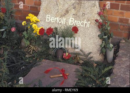 Grave (avec un cigare) du poète et dramaturge Bertolt Brecht, à l'Dorotheenstaedtische Friedhof, Allemagne, Berlin-Mitte, 11.10.1990. Banque D'Images
