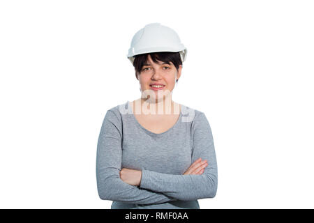 Certain jeune femme portant des ingénieur helmet holding mains croisées à la caméra à plus isolé sur fond blanc. Banque D'Images