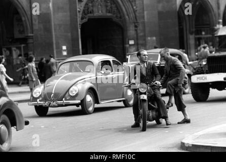 Le trafic routier occupé sur le Marienplatz dans le centre-ville de Munich. La photo montre une coccinelle, et deux hommes à moto. Banque D'Images