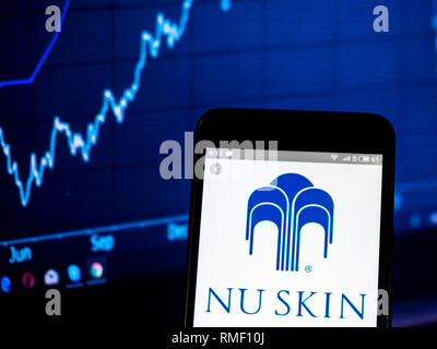 Nu Skin Enterprises logo de l'entreprise vu affichée sur smart phone Banque D'Images