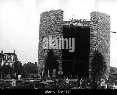 Sur la 'Journée de la Croix' au 37e Congrès Eucharistique International de Munich sur les motifs (axe central du camp road) de la concentration de Dachau a eu lieu l'inauguration du premier monument spirituel, le site 'Église de l'Agonie mortelle du Christ' (Architecte : Josef Wiedemann) en présence d'environ 50 000 personnes. L'événement a été précédé par un pèlerinage de la jeunesse catholique du Munich des camps de toile à Dachau. Sur la gauche est une structure dans laquelle une cloche de 3 000 kg a été pendu. Banque D'Images