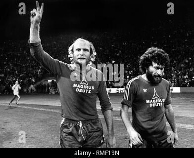 Dieter Hoeness, joueur de football allemand, les scores le gagnant pour le FC Bayern Munich contre TSV 1860 München. Banque D'Images