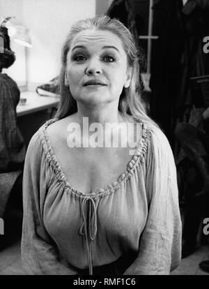 L'actrice et chanteuse allemande Eva-Maria Hagen après sa première tournée avec une compagnie de théâtre dans toute l'Allemagne. Eva-Maria Hagen, comédienne, chanteuse, Allemagne Banque D'Images