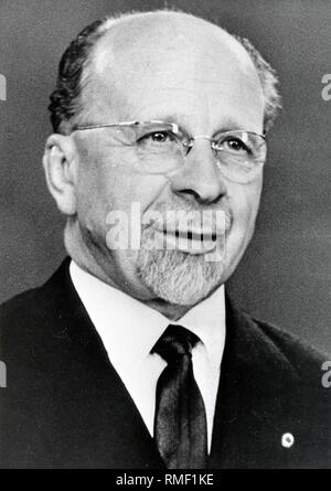Walter Ulbricht (30.06.1893 - 01.08.1973), a tenu des fonctions clés dans l'appareil d'Etat de la RDA et du SED après son retour à Berlin est à partir de l'exil dans l'Union soviétique et le 'Groupe Ulbricht' en 1945. Entre 1953 - 1971 a été premier secrétaire du SED, entre 1960 - 1973 Président du Conseil d'État. Banque D'Images