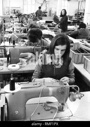 Les jeunes femmes travaillant sur Duerkopp machines à coudre dans une usine. Banque D'Images