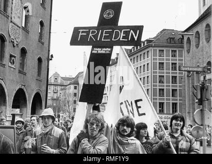 Mars Pâques pour la paix et le désarmement, 1983 : les partisans de l'organisation 'Ohne Ruestung leben' démontrer pour la paix avec une immense croix. Banque D'Images