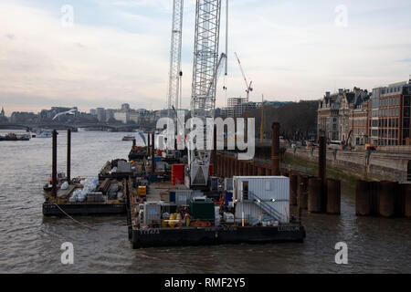 Les travaux de construction en cours sur la Thames Tunnel Tideway ou Super Sewer aux côtés de Blackfriars Bridge sur la Tamise à Londres, Angleterre, Royaume-Uni. La Thames Tunnel Tideway est un sous-projet d'ingénierie civile de construction 25 km tunnel fonctionnant principalement sous la section des marées de la Tamise dans le centre de Londres, qui fournira à la capture, le stockage et transport de presque toutes les eaux usées brutes et les rejets d'eau de pluie qu'en ce moment déborder dans la rivière. Banque D'Images