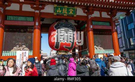 TOKYO, JAPON - Février 1, 2019 : foule de touristes par lanterne rouge géant dans Kaminarimon Gate de Senso-ji à Asakusa. Il est également connu sous le nom de Th Banque D'Images