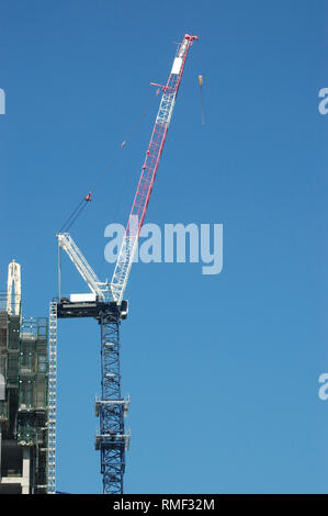 Crane au travail dans le centre ville site consitruction Banque D'Images