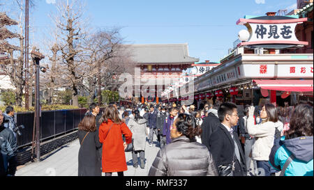 TOKYO, JAPON - 1 février 2019 : des foules de touristes et habitants à pied et shop le long de la rue Commerçante Nakamise Dori par culte Sensoji à Asakusa district Banque D'Images