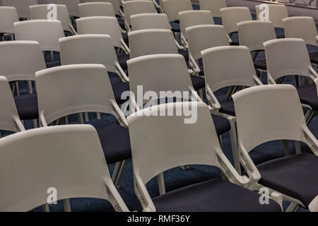 Rangées de sièges avec des chaises dans une salle de conférence Banque D'Images