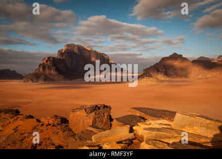 Panorama du désert de Wadi Rum, Jordanie, Moyen-Orient Banque D'Images