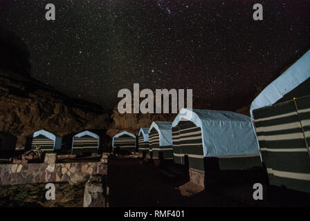 Camp bédouin sous la voie lactée dans le Wadi Rum, Jordanie, Moyen-Orient Banque D'Images