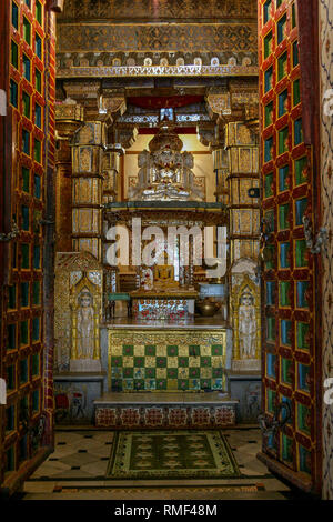 Bikaner, Rajasthan (Inde), 23/08/2006 : l'autel de l'bhandasar Jain temple Banque D'Images