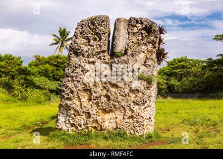 Vue latérale d'un Haamonga Maui, Ha'amonga 'a Maui ou la charge de Maui, une caméra en pierre dans le Royaume de Tonga, l'île de Tongatapu, Niutoua Héqet, village Banque D'Images