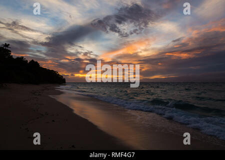 Crépuscule soir coucher du soleil. Les vagues, surf, swash à vide belle plage de sable sur la Foa island, îles Haapai ou Ha'apai, Tonga, Océanie, Pacifique Sud Banque D'Images