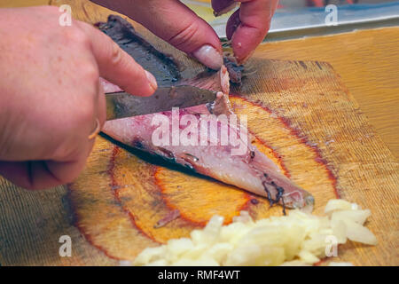 Coupe en petits morceaux de viande de poisson Banque D'Images
