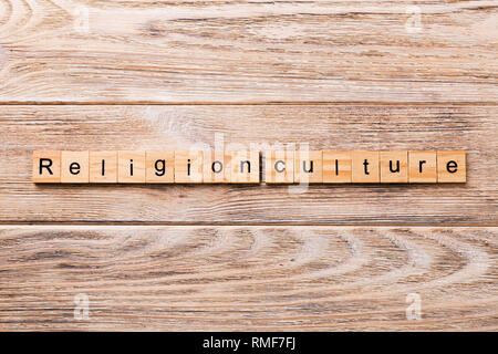 Culture Religion mot écrit sur une cale en bois. Culture Religion texte sur table en bois pour votre conception, concept. Banque D'Images