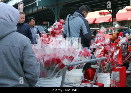 Le Bronx, NY, USA. Feb 14, 2019. Activités Saint-valentin mouvementée pour les vendeurs de rue dans le quartier du South Bronx de New York le 14 février, 2019. © 2019 Ronald G. Lopez/DigiPixsAgain.us/Alamy Live News Banque D'Images