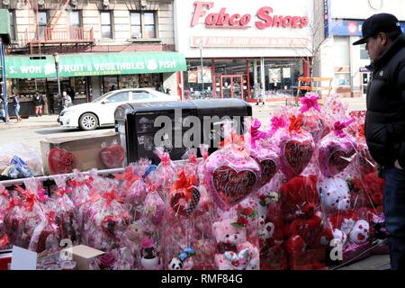 Le Bronx, NY, USA. Feb 14, 2019. Activités Saint-valentin mouvementée pour les vendeurs de rue dans le quartier du South Bronx de New York le 14 février, 2019. © 2019 Ronald G. Lopez/DigiPixsAgain.us/Alamy Live News Banque D'Images