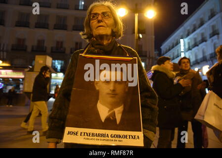 Madrid, Madrid, Espagne. Feb 14, 2019. Un manifestant est vu tenant une photo de son père en Espagne durant la dictature de Francisco Franco (1936-1975), alors qu'elle prend part au cours de la manifestation.autour de centaines de personnes se sont réunis à Madrid pour protester contre l'immunité pour les crimes commis pendant la guerre civile espagnole, la dictature de Francisco Franco, et pour exiger la justice pour les victimes et leurs proches. Crédit : John Milner SOPA/Images/ZUMA/Alamy Fil Live News Banque D'Images