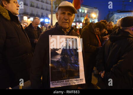 Madrid, Madrid, Espagne. Feb 14, 2019. Un manifestant est vu tenant une photo de son père disparu pendant la dictature de l'espagnol Francisco Franco (1936-1975), alors qu'il prend part au cours de la manifestation.autour de centaines de personnes se sont réunis à Madrid pour protester contre l'immunité pour les crimes commis pendant la guerre civile espagnole, la dictature de Francisco Franco, et pour exiger la justice pour les victimes et leurs proches. Crédit : John Milner SOPA/Images/ZUMA/Alamy Fil Live News Banque D'Images