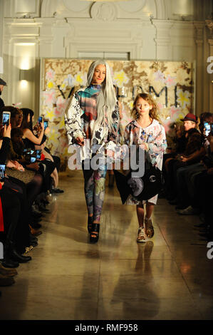 Londres, Royaume-Uni. Feb 14, 2019. Un modèle vu pendant le défilé, un défilé de mode pour la designer Vin & Omi du Liverpool Street à Londres. Credit : Terry Scott/SOPA Images/ZUMA/Alamy Fil Live News Banque D'Images