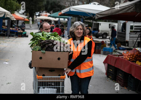 Athènes, Grèce. 12 Février, 2019. Les bénévoles de l'organisme sans but lucratif Boroume légumes transfert prélevés dans un marché de rue dans la municipalité de Chalandri, une banlieue nord d'Athènes, Grèce, le 12 février 2019. Boroume (qui signifie "Nous pouvons" en grec) a été établi comme une organisation à but non lucratif en janvier 2012. Dans un délai de sept ans, il a aidé à sauver et d'offrir à ceux qui en ont besoin au moins 29 millions de portions de nourriture et continue à fonctionner sans interruption tous les jours pour cette direction, membre fondateur Alexandros Theodoridis Xinhua a dit le 12 février. Le Lefteris Crédit : Partsalis/Xinhua/Alamy Live News Banque D'Images